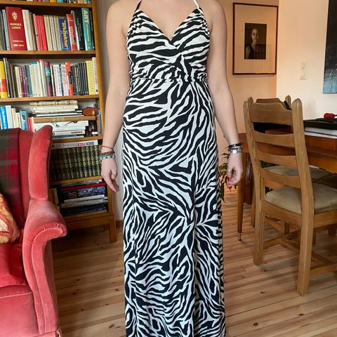 Zebramønstret kjole lang
