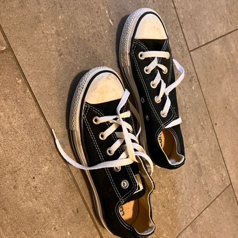 Svarte converse str 36