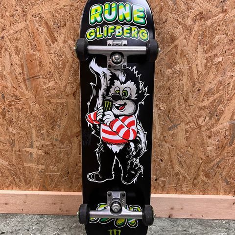 Rune Glifberg Monster skateboard