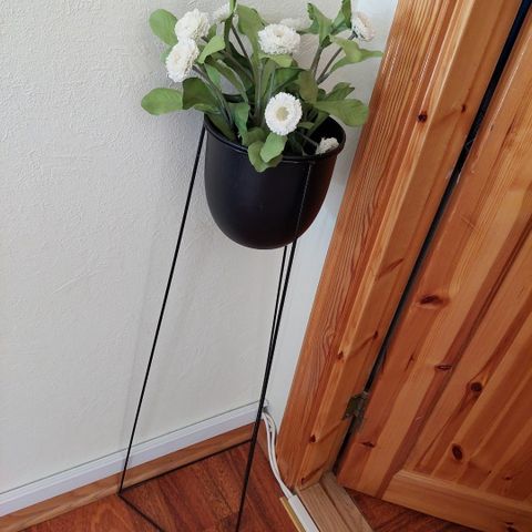 2 stk Potter og blomster  200kr