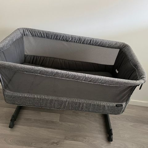 Yngri Tova bedside crib, grey