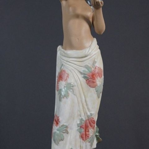 Nao by Lladró, porselensstatue av en ung hawaiisk dame, 38 cm, erotisk