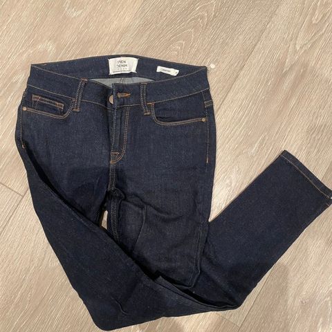 Selger Iben Denim Oslo jeans.
