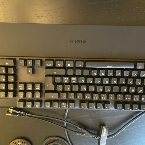 Diverse PC utstyr: tastatur, mus og skjermstativ