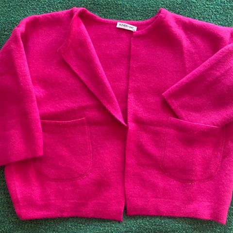 Nydelig genser i farger. Størrelse L/XL