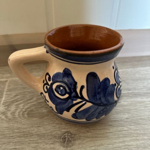 Kopp i keramikk med blått mønster