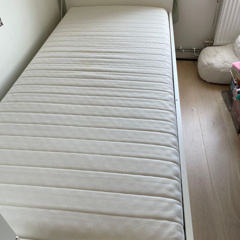 Släkt seng fra IKEA