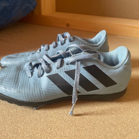 Adidas fotballsko str. 36