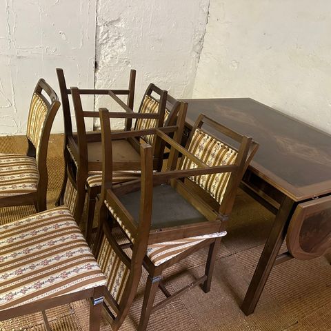 Unikt eldre spisestue med 6 stoler mahogni farge