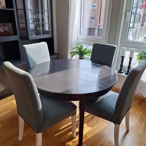 Spisebord med 2 lemmer og 6 stoler