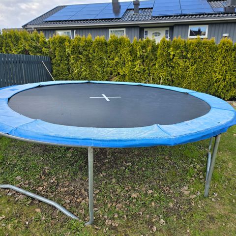 Stor trampoline