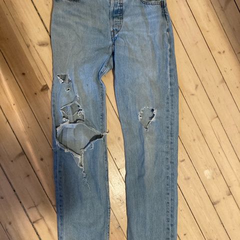 Levi’s 24x28 lys blå med hull (både fra fabrikk og etter bruk)