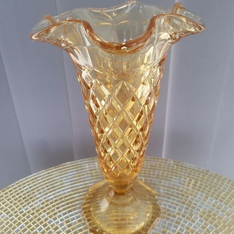 Pressglass Flott vakker eldre vase med fin farge