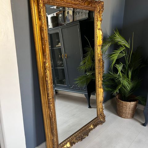Fantastisk speil i barokk stil