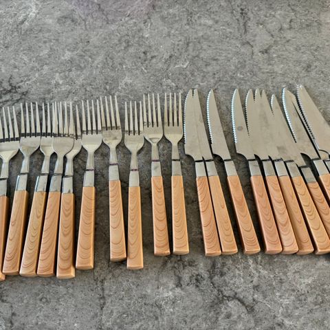 Biff bestikk, 12 kniver og gafler