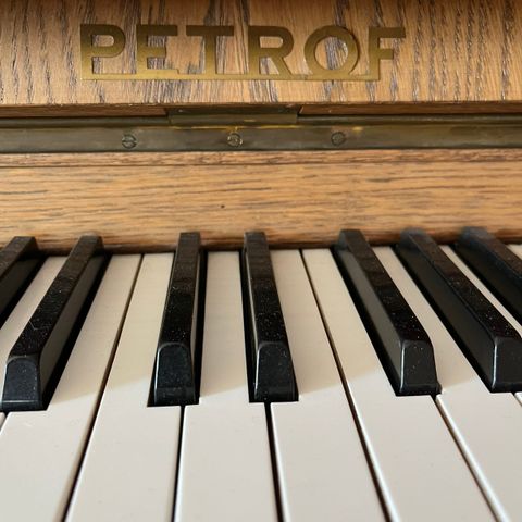 Petrof piano selges