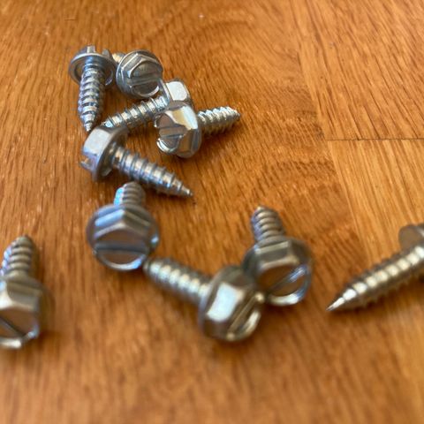 100 stk. nye Mustad plate skruer selges for kun kr. 50,- samlet.