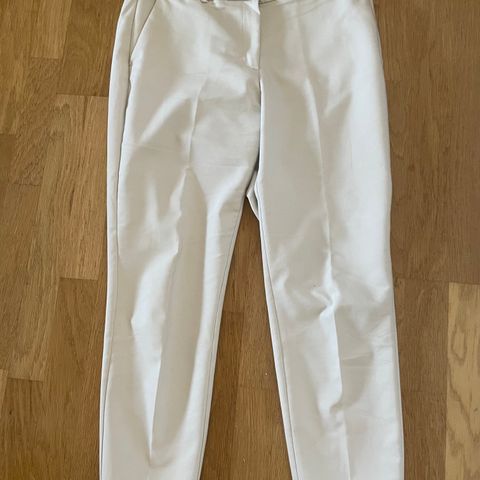 Beige bukse str 46/44 med 2 lommer/slacks