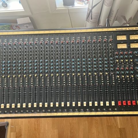 Soundcraft Series 200B 24/4/8/2 Analog Mixer