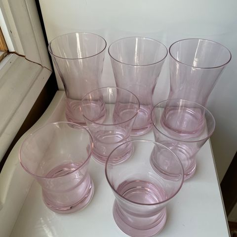 Rosa glass, tre høye og 4 lave, samlet 80kr