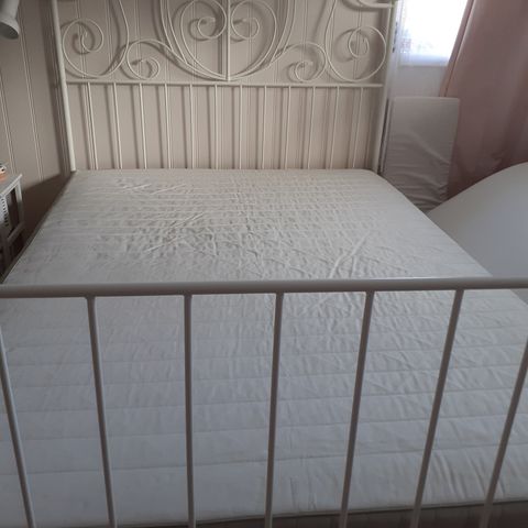 Selger seng med madrass  har brukt overmadrass myk madrass er demontert