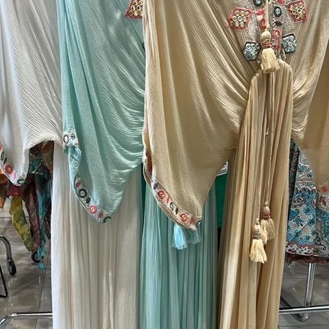 Vårens nydeligste sommer kjole i turkis og beige selges
