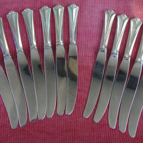 12 Bestikk kniver i sølv.......Rådhus med vifte