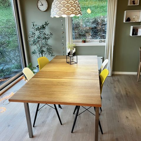 Spisebord Nordic i heltre eik med innleggsplate