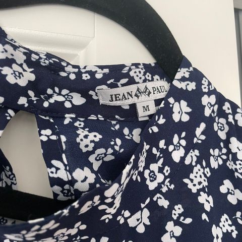 Marineblå blomstrete kjole strM,perfekt til 17.mai og sommer!Brukt 1gang,som ny!