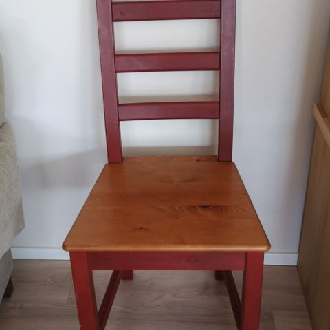 Spisebord m. 6 stoler fra Ikea.