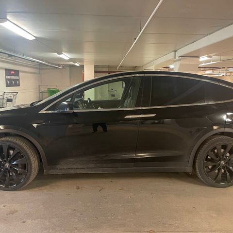 Tesla X 22 felger med vinterdekk