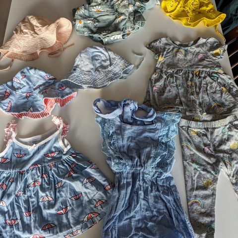 Fin og billig sommerpakke for 1åring, solhatter,kjoler, rompere