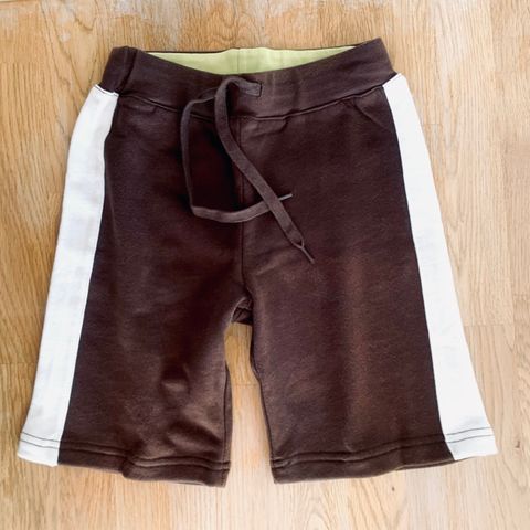 Ny, myk shorts 💚 kortbukse 7 år i fine farger med hvit stripe