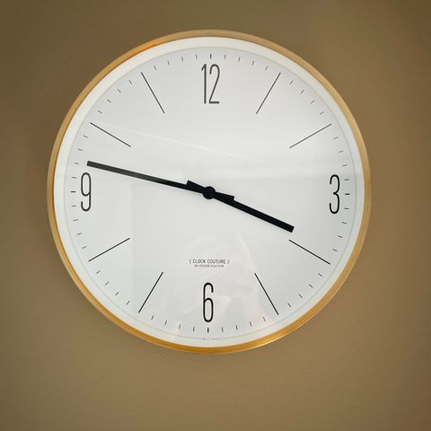 House Doctor ‘Couture’ wall clock (veg klokke); Gold/White