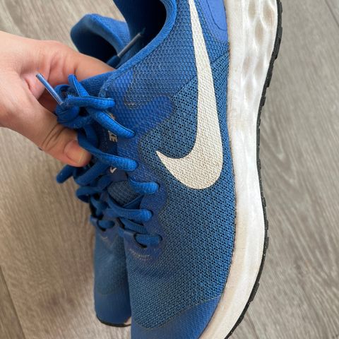 Pent brukt Nike sko selges