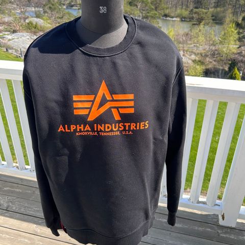 Alpha industries svart genser