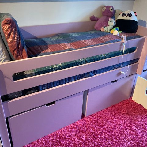 Children's beds, mattresses, desks, desk chairs, rugs, mirrors, pink drawer