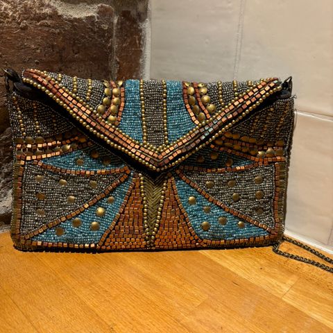 Lekker clutch med perlebroderier og lenke!