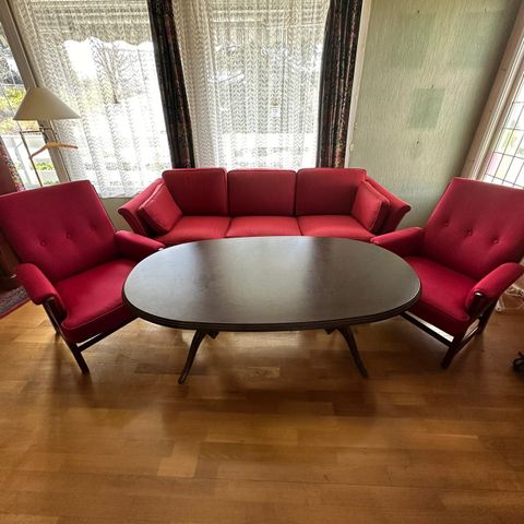 Salong: L.K. Hjelle sofa, 2 stoler av Alf Sture og 1 salongbord