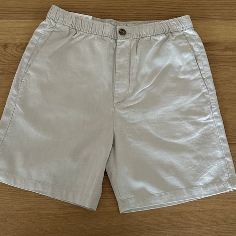 Ny, ubrukt regular fit shorts i linmiks til gutt/herre str XS