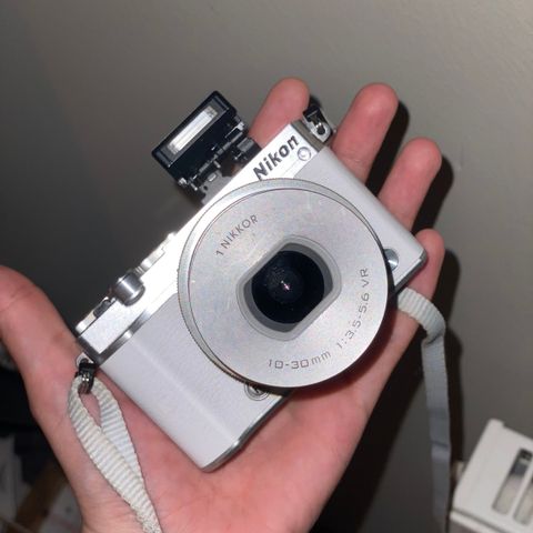 Nikon kamera (1 J5)