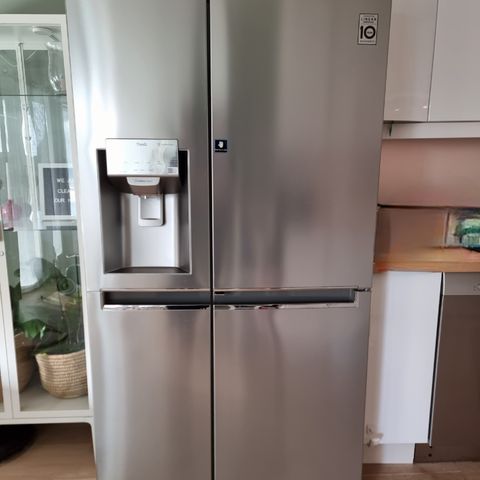 Veldig pent brukt Side-by-side LG kjøleskap selges - kan hentes f.o,m 25. juni