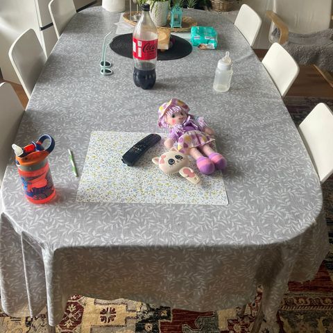 Spise bordet med 6 stoler