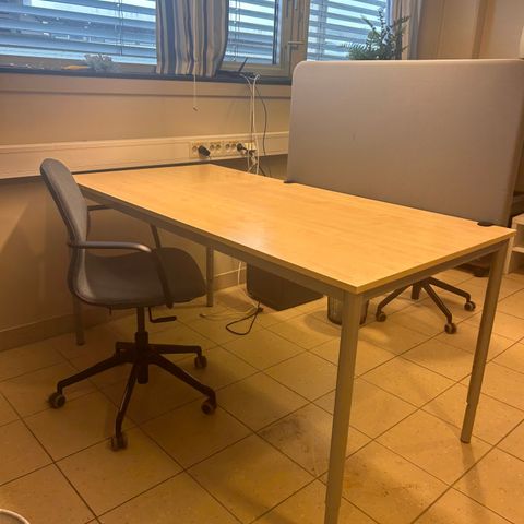 Skrivebor / kontorbord med bordskjerm og kontorstol - alt fra AJ Produkter