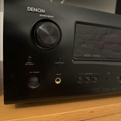 Denon AVR-2311 og to høytalere