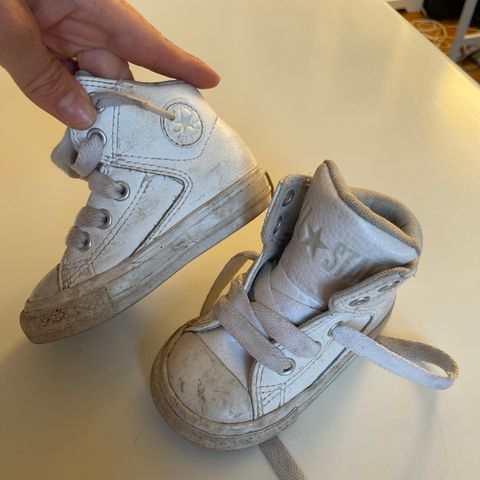 Converse All Star hvite sneakers. til barn strl. 20