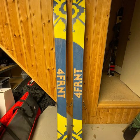 4FRNT Twintip Ski selges billig!