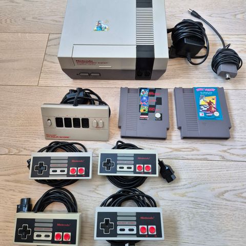 Orginal Nintendo NES + Four score + 4 kontrollere + 4 spill