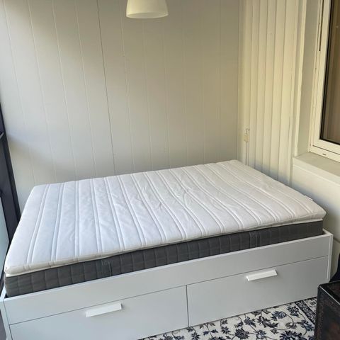 Pent brukt seng med rammemadrass - 140x200