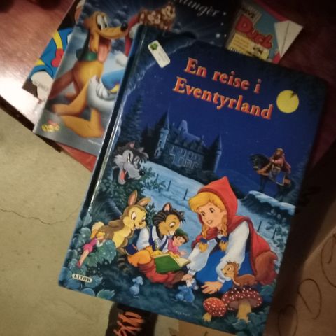 En reise i eventyrland bok